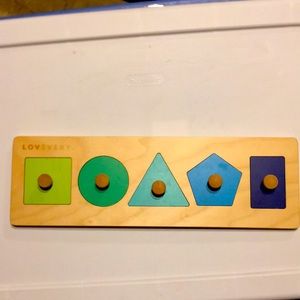 Lovevery shape puzzle. EUC. Child can practice pincer grasp.